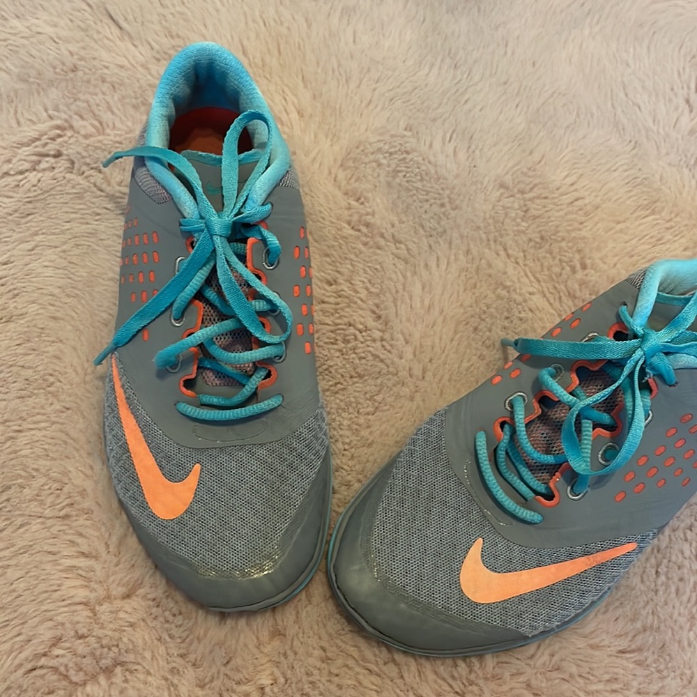 Nike shoes - Picture 2 of 3